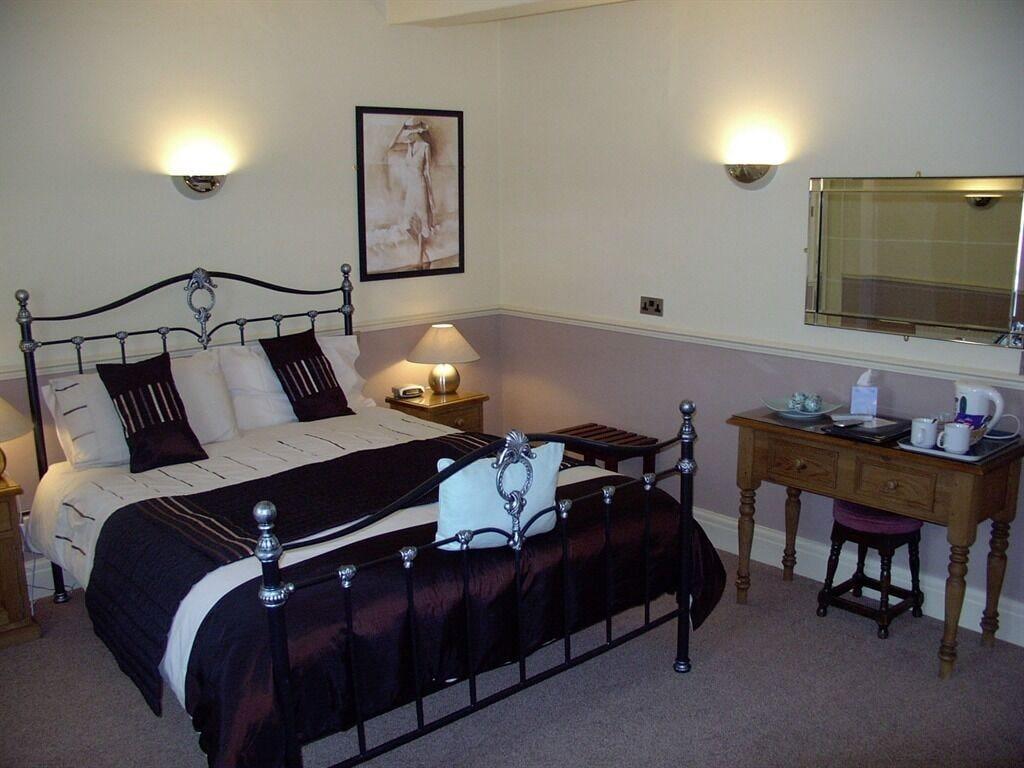 The Dodington Lodge Hotel 위트처치 외부 사진